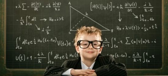 Мальчик в очках и формулы на доске